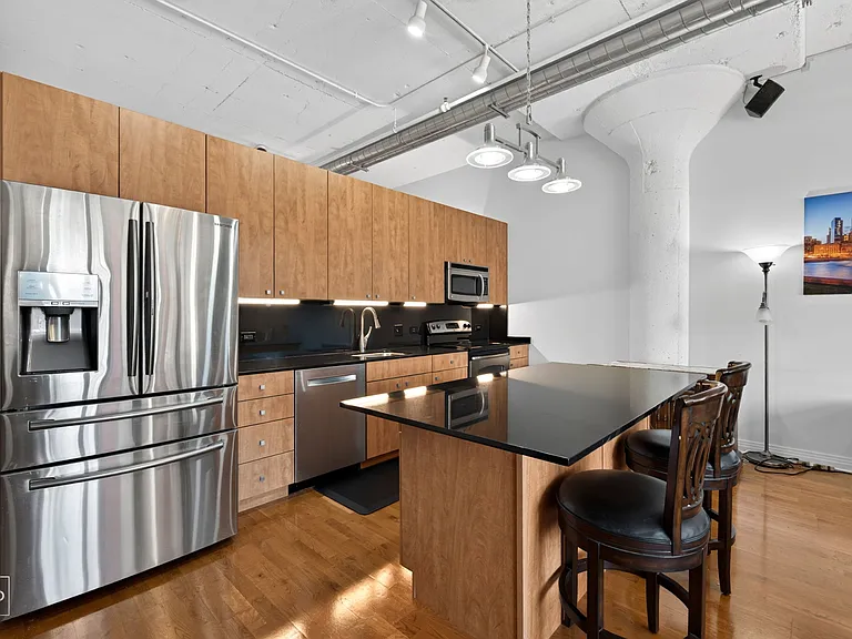 565 W Quincy St — Photo 2