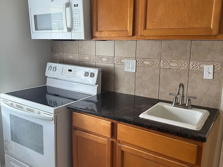 2228 W Allen St — Photo 6