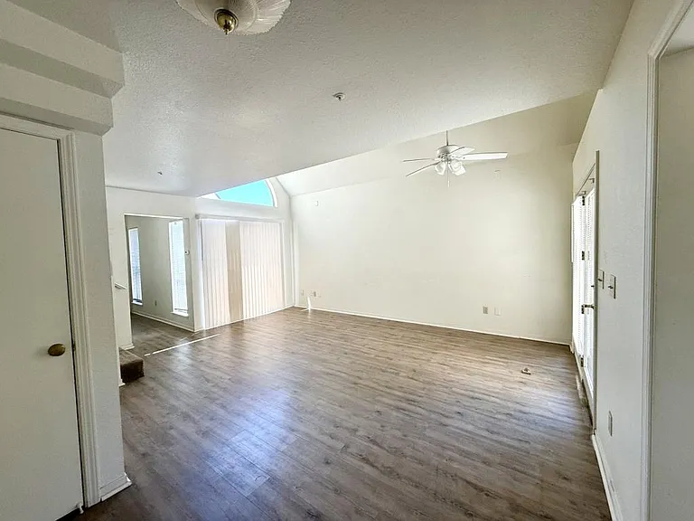 407 N 1st Ave — Photo 2