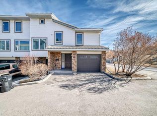 226 E Coachway Ln SW, Calgary, AB T3H 2V9