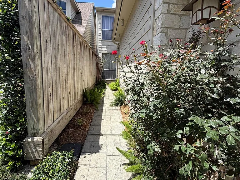 1315 Whispering Pines Dr — Photo 3