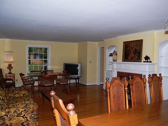 3rd image of 9 Endicott Dr