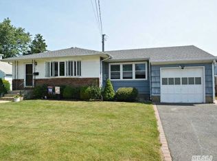 31 W Walnut St, Farmingdale, NY
