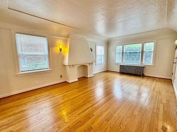 3rd image of 608 Belmont Ave E APT 4