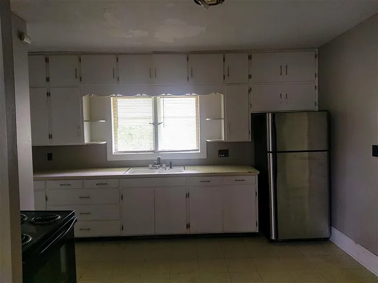 112 Grover St — Photo 5