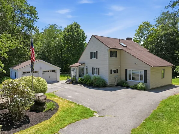 11 Pineridge Rd, Montgomery, MA 01085