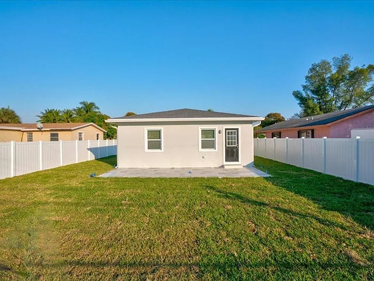 320 NW 6th Ave — Photo 18