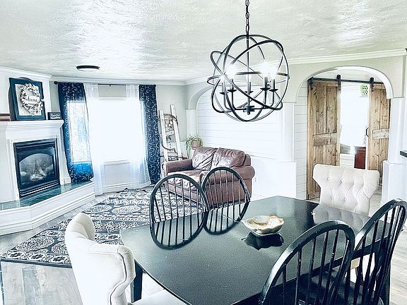 Dinning room / living room 