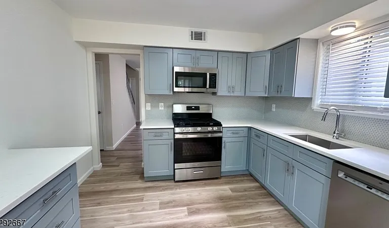 221 Myrtle Ave — Photo 2