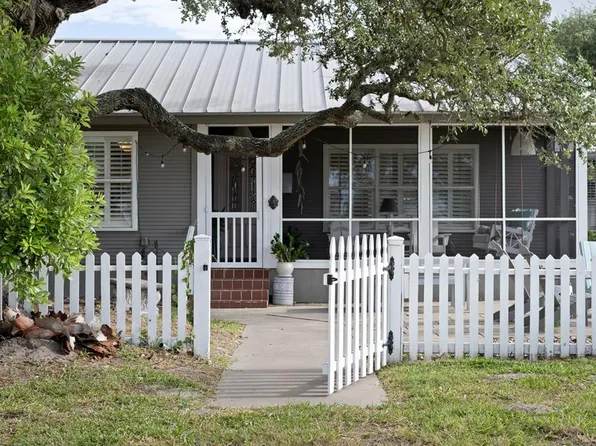 1302 E Cedar St, Rockport, TX 78382