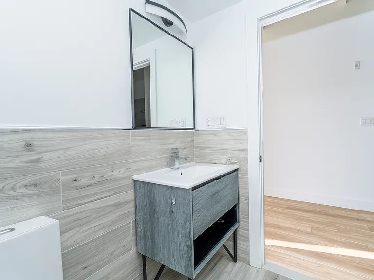 2700 E Auburn St — Photo 31
