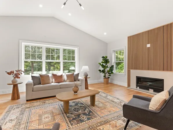 38 Freeport Dr, Burlington, MA 01803