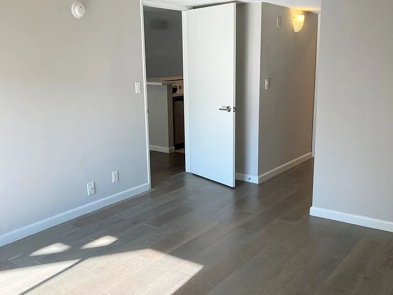 2110 S Bentley Ave — Photo 16