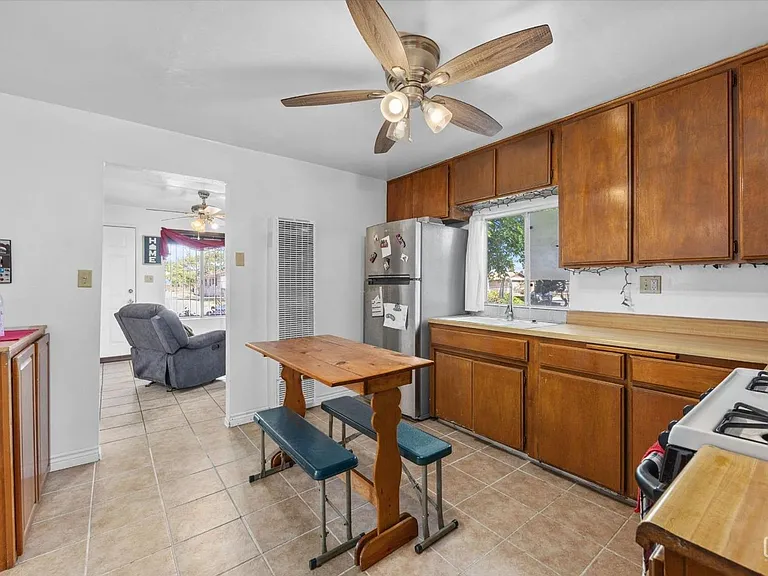 504 S Brown St — Photo 3