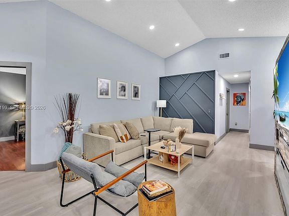 3rd image of 1108 E Jasmine Ln