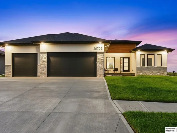 20702 Vernon Ave, Elkhorn, NE 68022