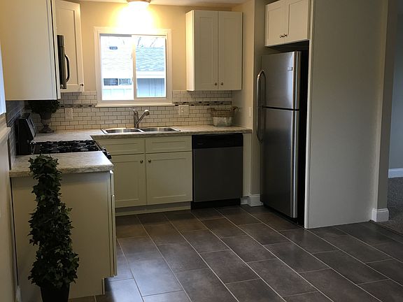 4th image of 1109 Valley Dr NW