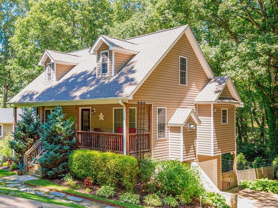 Built in 2006, updated and clean. THIS HOUSE IS NOT FURNISHED.