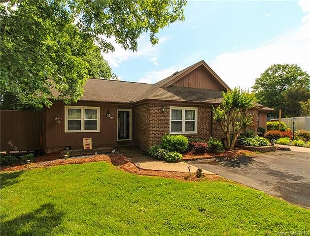 1st image of 2674 Woodridge Dr