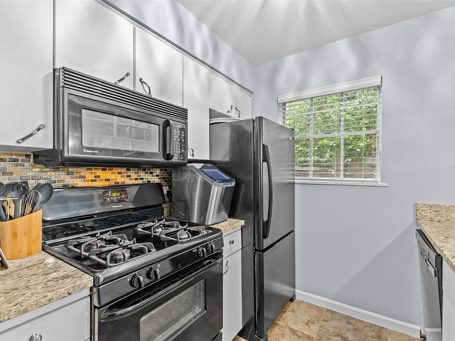 2 bed, 1.0 bath, 971 sqft, $1,790 — Photo 2