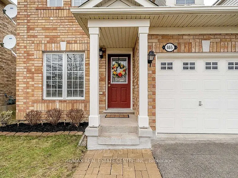 665 Thompson Rd S — Photo 2