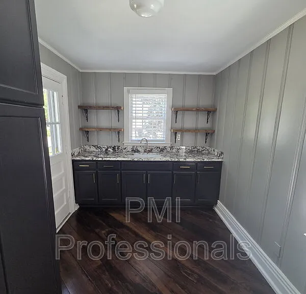 401 E Main St — Photo 9