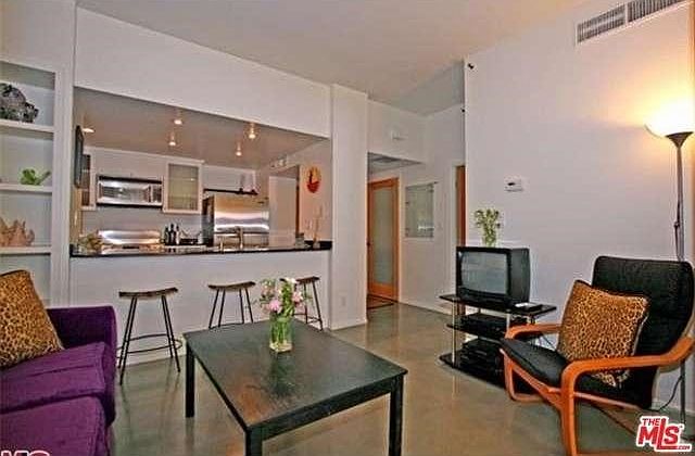 1st image of 600 W 9th St APT 112