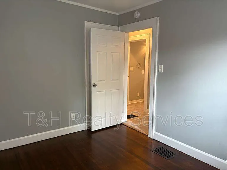1427 S Olive St — Photo 16
