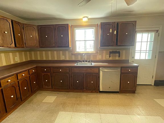 5th image of 16 Briggs Ave