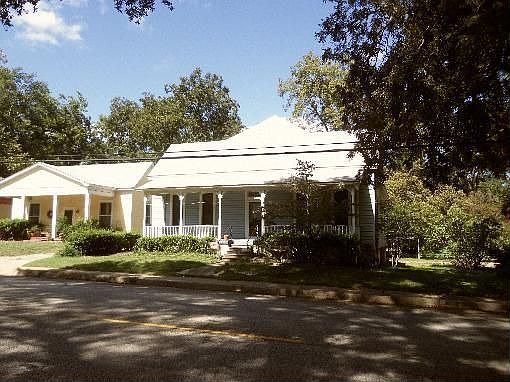 2nd image of 1405 E Houston St