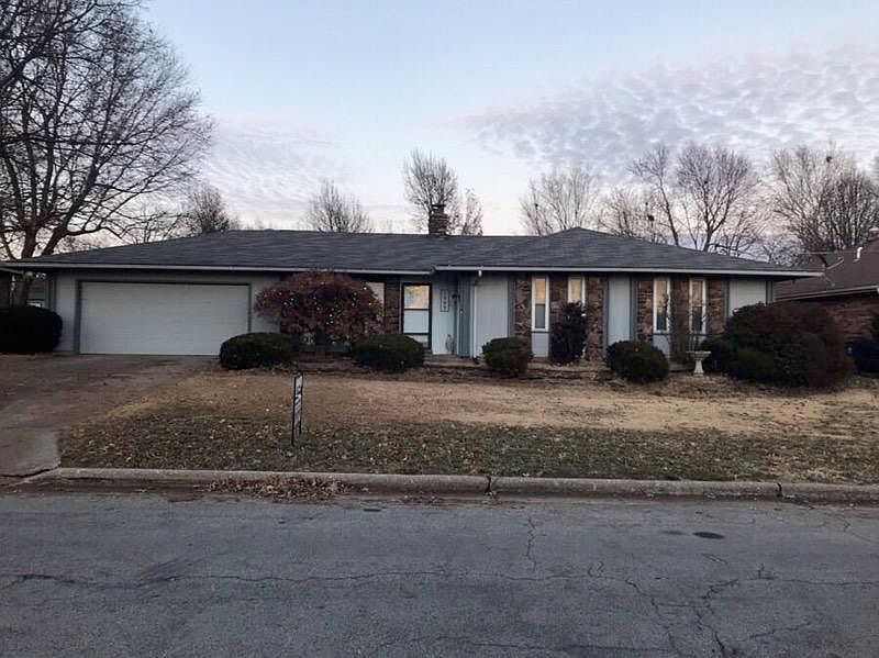 1st image of 1905 E Stoneridge Dr