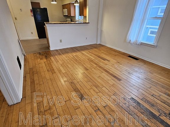 3rd image of 432 Colchester Ave