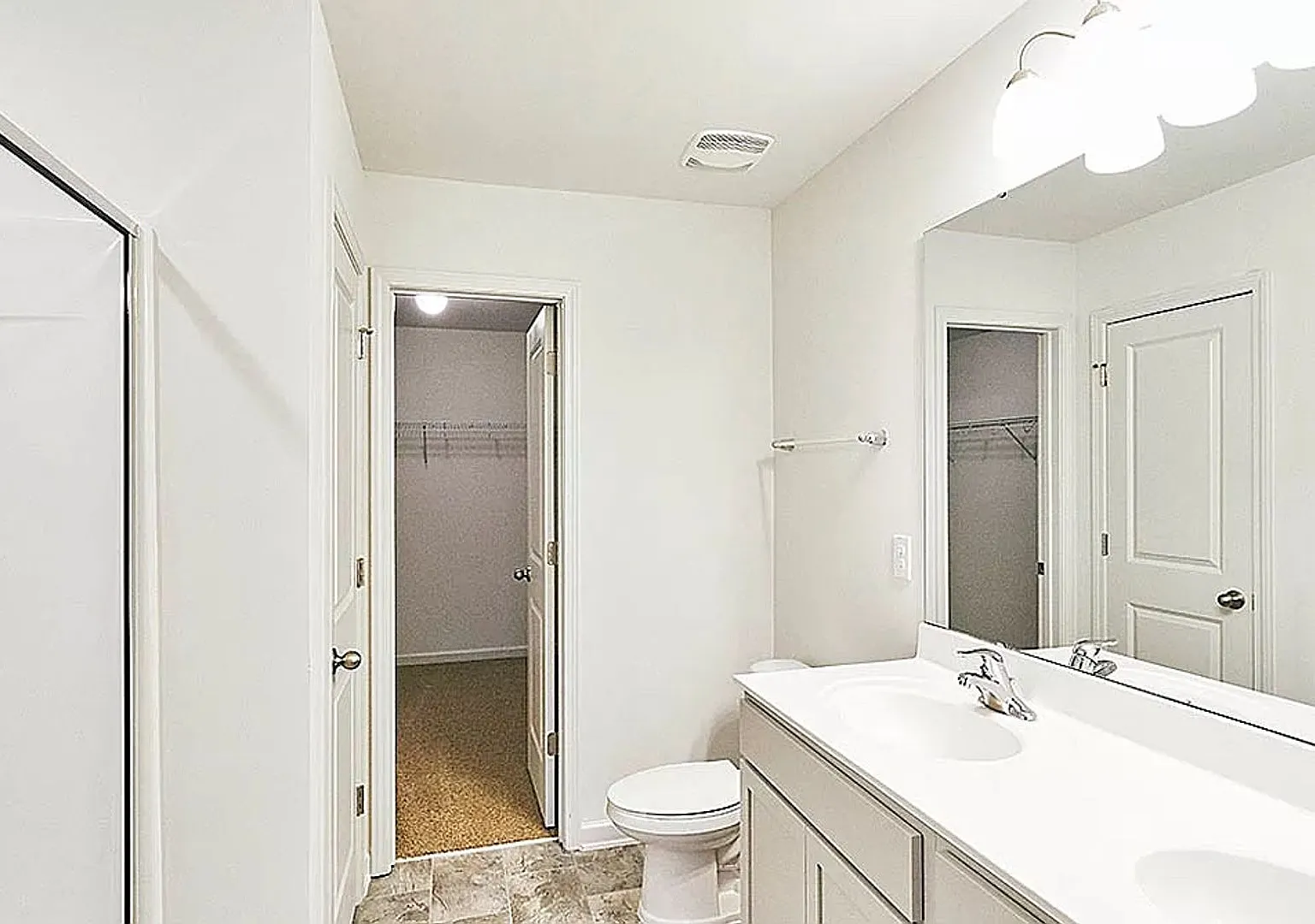 Room in 4 Bedroom Home at Great N White Way — Photo 1