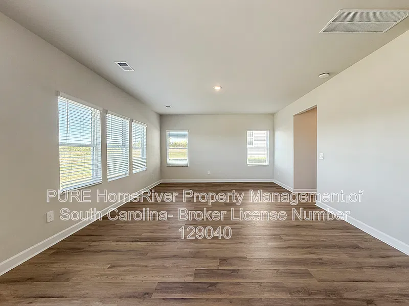 4 bed, 2.5 bath, 2479 sqft, $2,195 — Photo 2