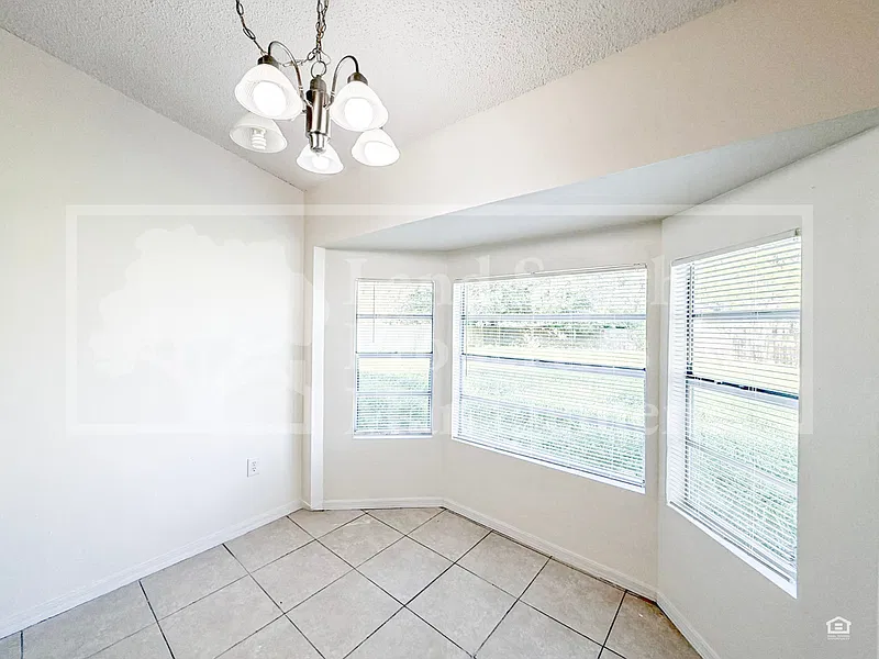 3 bed, 2.0 bath, 1405 sqft, $1,800 — Photo 4