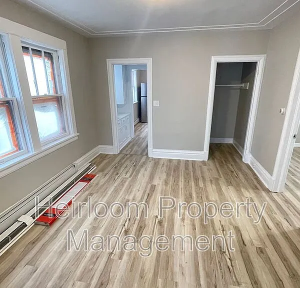 611 E 6th St #1 — Photo 4