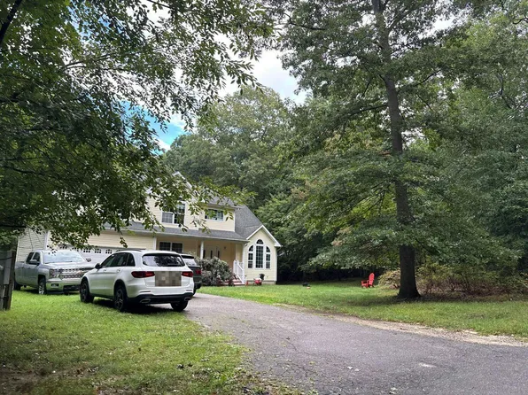 39 E Bartlett Rd, Middle Island, NY 11953