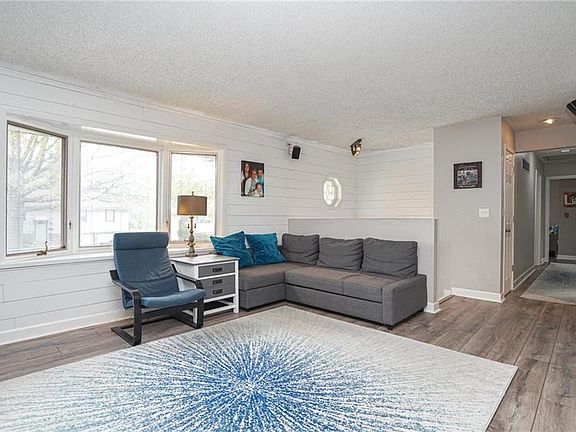 3rd image of 6012 Sterling Ave