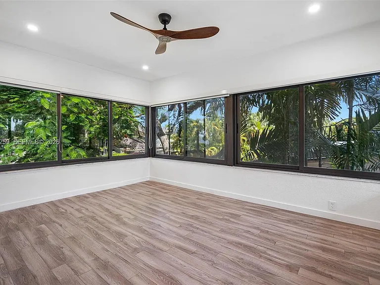 7810 Beachview Dr — Photo 17
