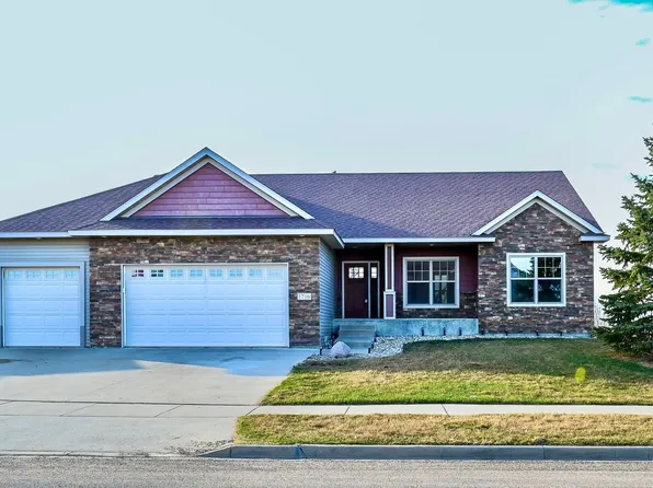 1716 27th Ave NW, Minot, ND 58703