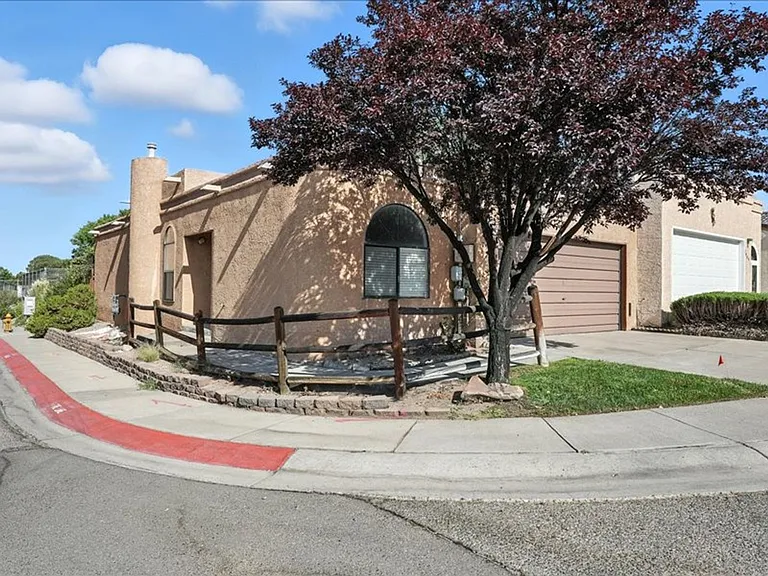 7901 Cockatoo Ln NE — Photo 2