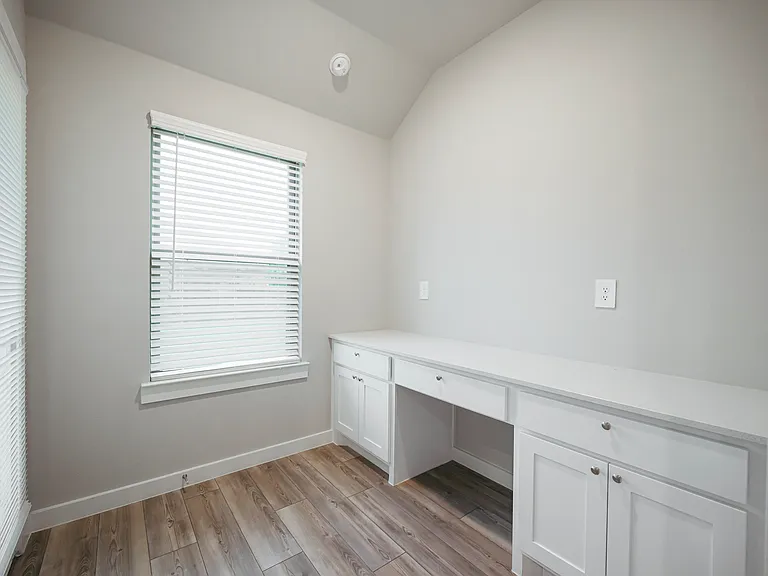 318 Waters Ridge Dr — Photo 10