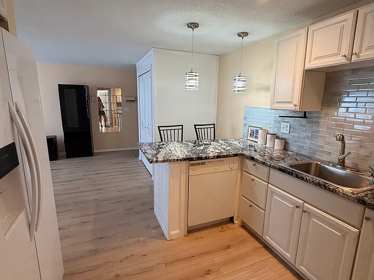 265 Burritt St #105 — Photo 8