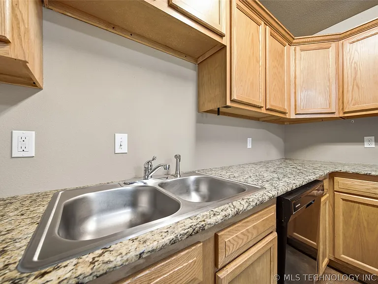 1411 W Haskell St — Photo 9