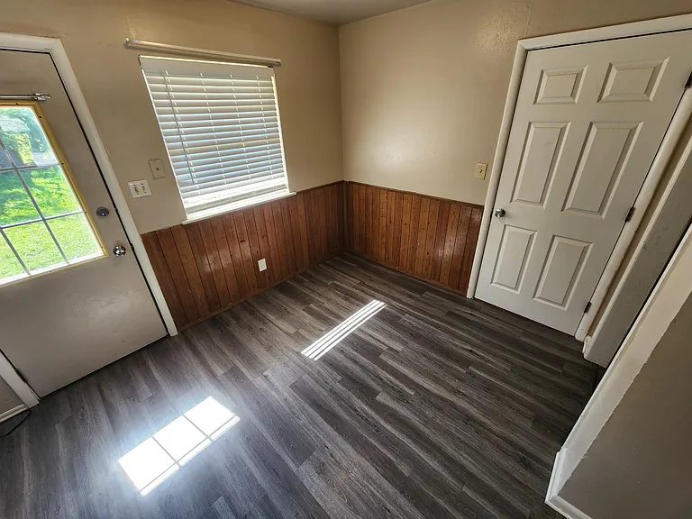 933 Crestview St — Photo 4