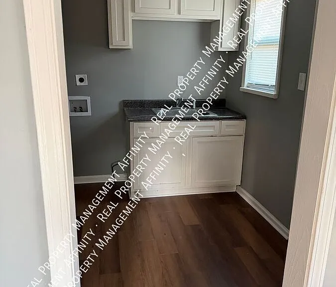 1753 Bismark St #B — Photo 8