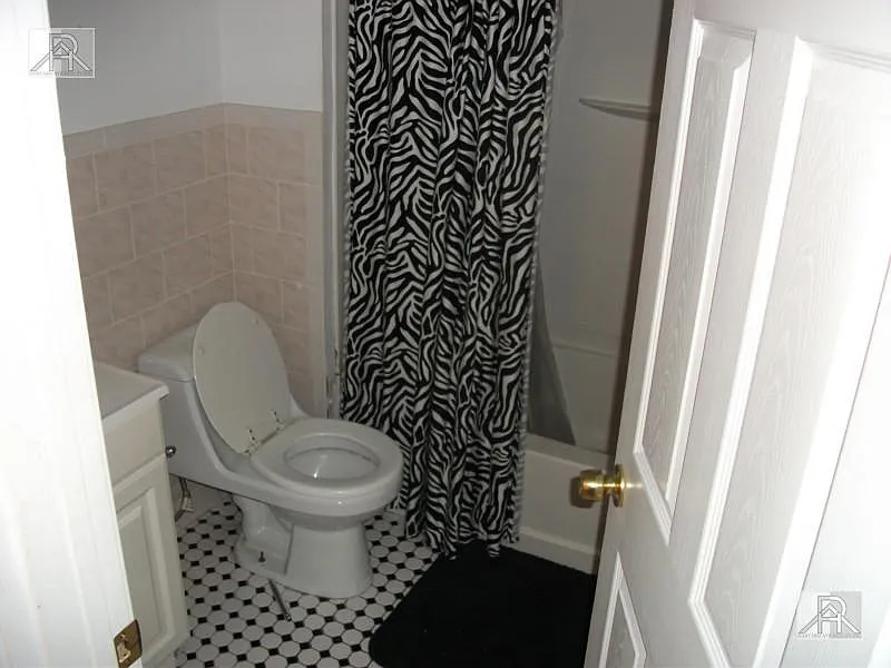 4 bed, 1.0 bath, 1100 sqft, $5,400 — Photo 4
