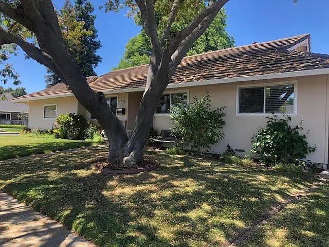 985 Bermuda Dr — Photo 1