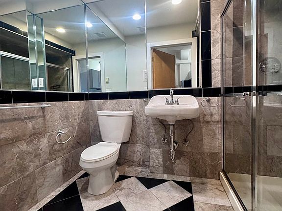 5th image of 2928 41st Ave APT 401