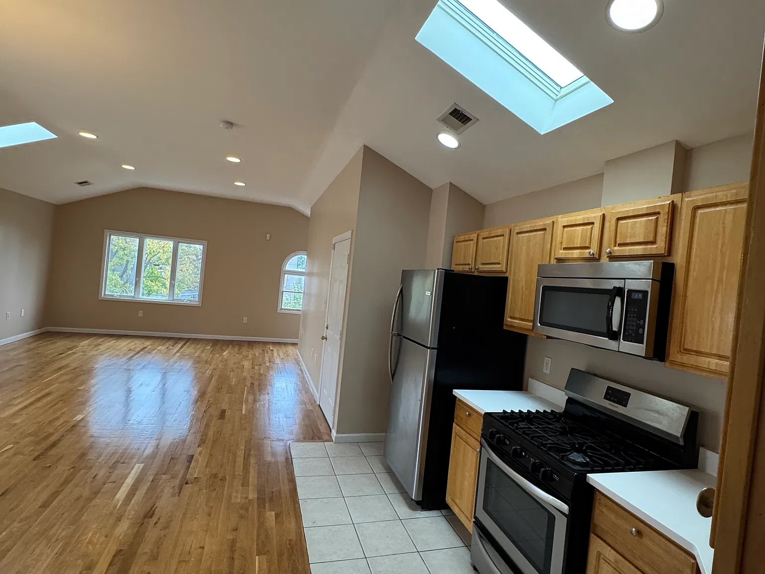 3 bed, 1200 sqft, $3,100 — Photo 3